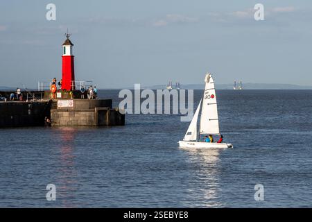 An einem sonnigen Tag im Watchet Harbour, West Somerset, segeln, angeln und schwimmen Sie gern. Stockfoto