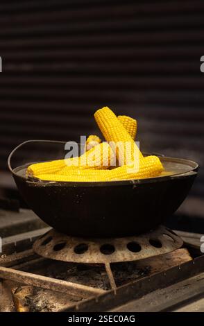 Mais kocht auf einem Straßenmarkt Stockfoto