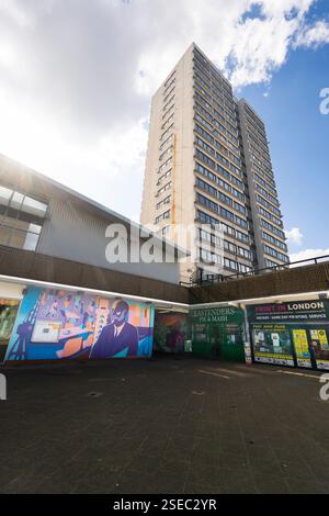 EastEnders Pie & Mash Shop and Mural, Chrisp Street, Poplar, East London, Großbritannien. Im Hintergrund befindet sich ein Hochhaus. Stockfoto