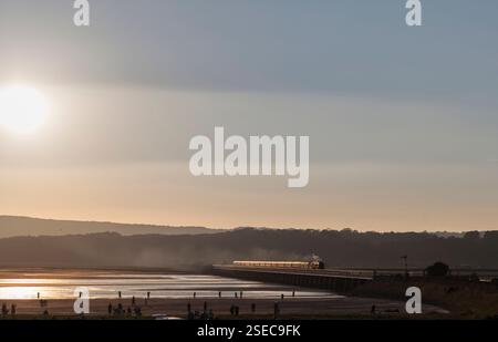 Dampflokomotive der West Country Class 34046 Braunton überquert das Arnside Viadukt in Cumbria mit einem Dampfcharterzug Stockfoto