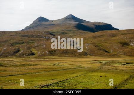 Der Berg CUL Mor erhebt sich in der Landschaft von Assynt in den Highlands Schottlands. Stockfoto