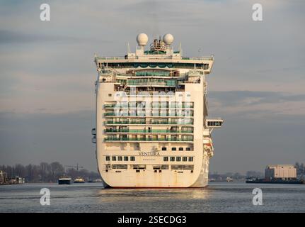 Amsterdam, Niederlande, 08.02.2025, Rückansicht des Grand Class Kreuzfahrtschiffs MV Ventura in der Nähe des Amsterdamer Hafens Stockfoto
