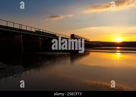 Northern Rail Klasse CAF 195 Zug über Arnside Viadukt Die Flussmündung von Kent auf der malerischen Küstenbahn von Cumbrian Linie Stockfoto