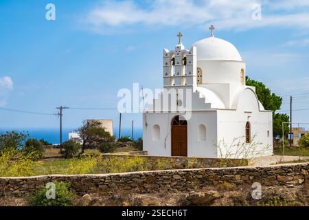 Weiße Kirche im traditionellen Stil auf Ackerland im Dorf Apollonia, Insel Sifnos, Griechenland Stockfoto