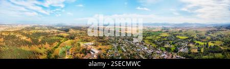 Breites Luftpanorama der Liverpool Plains Quirindi Township in der australischen Landwirtschaftsregion New England. Stockfoto