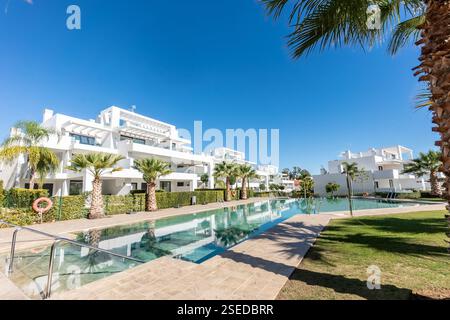 Ein Bild von einem luxuriösen Outdoor Community Swimmingpool in Ferienwohnung Komplex Stockfoto