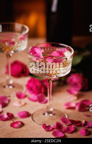 Nahaufnahme von Champagner mit Rosenblättern Stockfoto