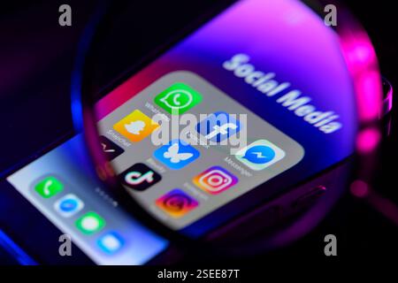 Brüssel, Belgien Februar 2025. Die mobile Facebook-App wird neben anderen Social-Media-Anwendungen angezeigt, die in dieser Abbildung zu sehen sind. Aufgenommen in Brüssel, Belgien, am 8. Februar 2025. (Jonathan Raa/SIPA USA) *** ausschließlich für redaktionelle Nachrichten *** Credit: SIPA USA/Alamy Live News Stockfoto