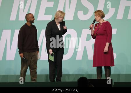 Philmon Ghirmai, Landesvorsitzender, Bündnis 90/die Grünen, Nina Stahr, Berliner Landesvorsitzende Bündnis 90/die Grünen, Lisa Paus, Bundesministerin für Familie, Senioren, Frauen und Jugend, Deutschland, Berlin, Columbiahalle, Dialog statt Duell - Wahlkampftermin von Robert Habeck *** Philmon Ghirmai, Landesvorsitzender Bündnis 90 die Grünen, Nina Stahr, Berliner Landesvorsitzende Bündnis 90 die Grünen, Lisa Paus, Bundesministerin für Familie, Senioren, Frauen und Jugend, Deutschland, Berlin, Berlin, Berlin, Columbiahalle, Dialog statt Duell, Wahlkampfveranstaltung Robert Habecks Stockfoto