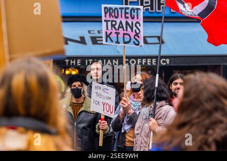 Nottingham, Großbritannien. FEBRUAR 2025. Pro-Trans-Aktivisten halten Plakate, während zwei gegnerische Gruppen im Zentrum von Nottingham aufeinander stießen. Dies folgt auf eine Veranstaltung, die von der Anti-Transgender-Aktivistin Posie Parker einberufen wurde, und einen anschließenden Gegenprotest Nottingham gegen Transphobia. Gegenprotestierende von etwa 250 marschierten auf die kleinere Parker-Menge, was dazu führte, dass die Let Woman Speak-Gruppe nach Nottingham Central Police Station umziehen musste, wo sie behaupteten, dass sie nicht angemessen geschützt seien. Credit Milo Chandler/Alamy Live News Stockfoto