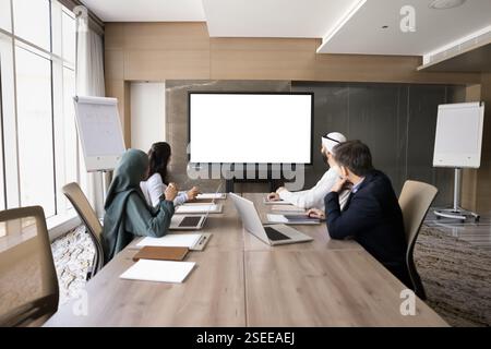 Eine Gruppe multikultureller Geschäftsleute nimmt an einer Unternehmensschulung Teil Stockfoto