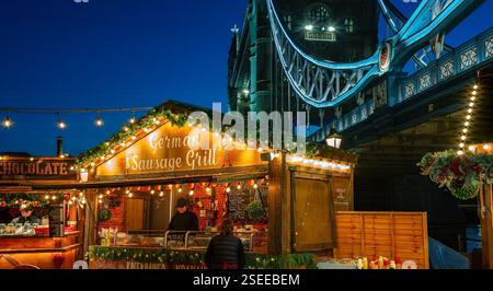 London, Großbritannien - 24. November 2024: Tower Bridge in London. Die ikonische Architektur wird durch Lampen und Weihnachtsmarktstände in der Th hervorgehoben Stockfoto