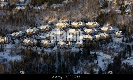 Saint-Sauveur, Quebec, USA. Februar 2025. Ein Blick aus der Vogelperspektive zeigt eine kleine kanadische Stadt, die von frischem Schnee bedeckt ist. Die Dächer und Straßen glitzern weiß, während die Evergreens hoch stehen. (Kreditbild: © Walter G. Arce Sr./ASP via ZUMA Press Wire) NUR REDAKTIONELLE VERWENDUNG! Nicht für kommerzielle ZWECKE! Stockfoto