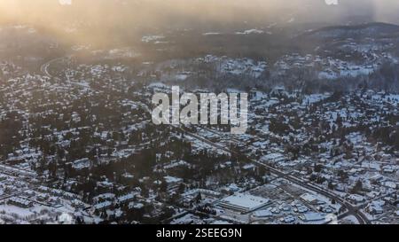 Saint-Sauveur, Quebec, USA. Februar 2025. Ein Blick aus der Vogelperspektive zeigt eine kleine kanadische Stadt, die von frischem Schnee bedeckt ist. Die Dächer und Straßen glitzern weiß, während die Evergreens hoch stehen. (Kreditbild: © Walter G. Arce Sr./ASP via ZUMA Press Wire) NUR REDAKTIONELLE VERWENDUNG! Nicht für kommerzielle ZWECKE! Stockfoto