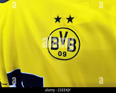 Nahaufnahme des dortmund bvb 09-Logos auf gelbem Fußballtrikot. Stockfoto