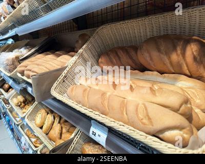 Frisch gebackenes Brot im Vitrinenkorb des Lebensmittelgeschäfts. Stockfoto