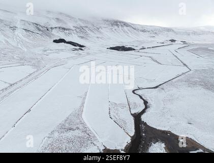Aus der Vogelperspektive entlang des Flusses Laxá í Kjós in Island an einem Wintermorgen Stockfoto