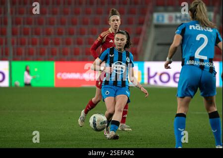 Lüttich, Belgien. Februar 2025. Lüttich, Belgien, 08. Februar 2025: Angel Kerkhove (13 Club YLA) schießt den Ball während des Lotto Super League Spiels zwischen Standard Femina de Lüttich und ClubYLA im Stade de Maurice Dufrasne in Lüttich, Belgien (Martin Pitsch/SPP) Credit: SPP Sport Press Photo. /Alamy Live News Stockfoto