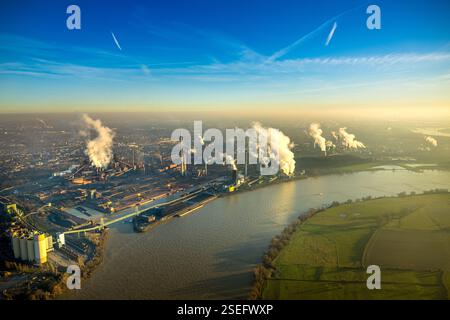 Luftansicht, Thyssen Krupp Steel Europe AG am Rhein, Werkshafen Schwelgern, Rauchschornsteine, Marxloh, Duisburg, Ruhrgebiet, Nordrhein- Stockfoto