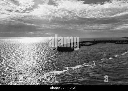 Fährterminal, Hafeneingang, Hintergrundbeleuchtung, Schwarzweiß, Rosslare Harbour, Wexford, Irland, Europa Stockfoto