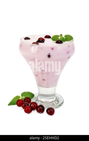 Dicker Joghurt im Glas mit Preiselbeeren und Minze auf weißem Hintergrund Stockfoto