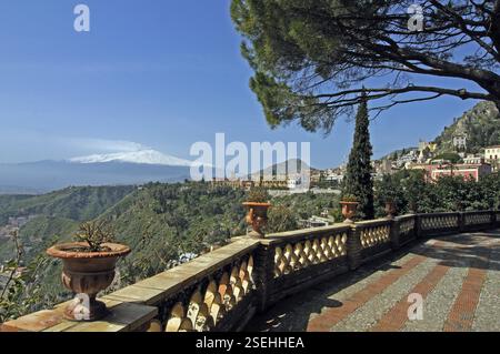 Italien, Sizilien, Taormina, Blick auf die Stadt und den Ätna, Europa Stockfoto