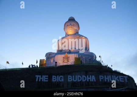 Das große Buddha-Denkmal bei Sonnenaufgang auf Phuket, Thailand, Asien Stockfoto