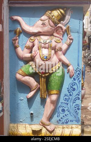 Bunt bemalte Relief der tanzenden Lord Ganesh Ganpati an Wand des Tempels Stockfoto