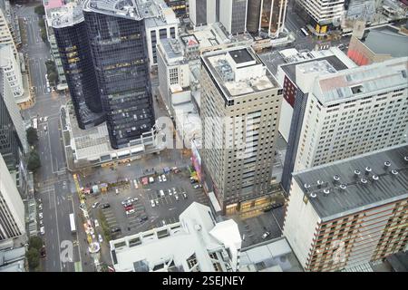 Fantastischer Blick aus der Luft auf die Skyline von Auckland bei Sonnenuntergang. Stadtgebäude und Wolkenkratzer, Neuseeland, Ozeanien Stockfoto