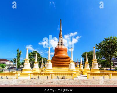 Große und kleine Stupas vor einem thailändischen Tempel oder Wat in der Altstadt von Phuket, Thailand, mit traditioneller Architektur und kunstvollen Details Stockfoto