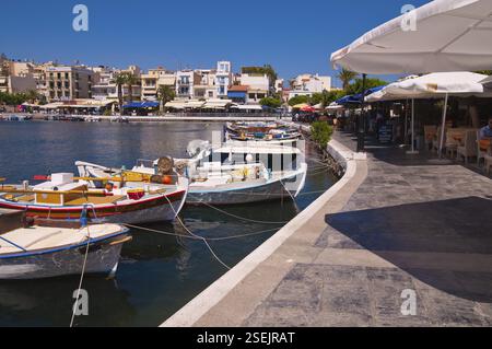 Boote und Restaurants auf dem See Voulismeni in Agios Nikolaos, Kreta, Agios Nikolaos, Griechenland, Europa Stockfoto