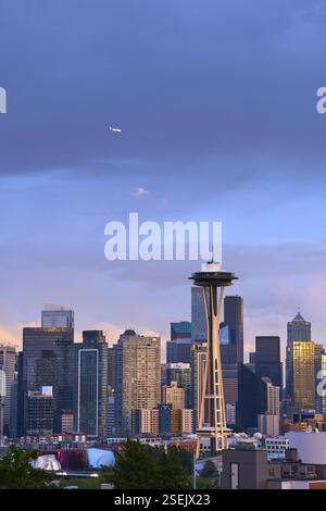 Flugzeug über dem Space Needle Tower in Seattle, Washington, Seattle, USA, Nordamerika Stockfoto