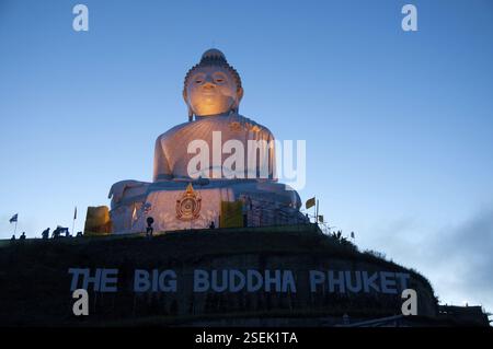Das große Buddha-Denkmal bei Sonnenaufgang auf Phuket, Thailand, Asien Stockfoto