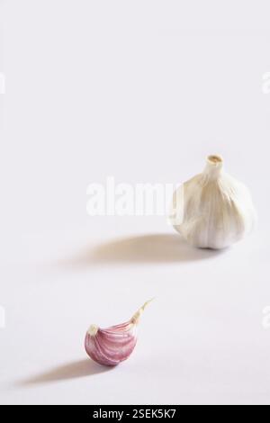 Indisches Gewürz, Knoblauchzwiebeln und Nelken Lahsun Allium sativum auf weißem Hintergrund Stockfoto