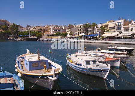 Boote auf dem See Voulismeni in Agios Nikolaos, Kreta, Agios Nikolaos, Griechenland, Europa Stockfoto