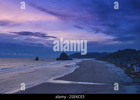 Haystack Rock im Tolovana Park Cannon Beach at Sunset, Oregon, USA, Cannon Beach, USA, Nordamerika Stockfoto