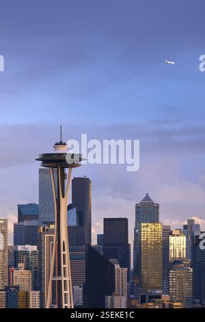 Flugzeug über dem Space Needle Tower in Seattle, Washington, Seattle, USA, Nordamerika Stockfoto