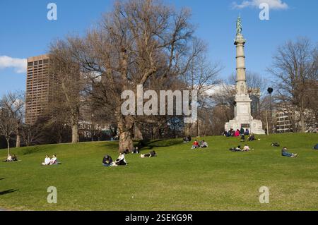 Das Soldiers and Sailors Monument und Leute, die auf dem Rasen im Boston Common Park, Boston, USA, Nordamerika picknicken Stockfoto