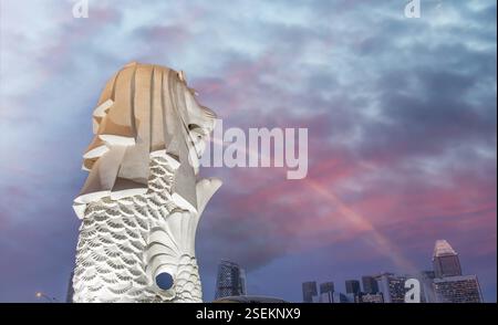 Der Merlion von Singapur und die Skyline der Stadt bei Sonnenuntergang Stockfoto
