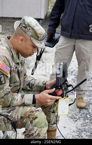 Der SRR-Quadcopter (Short-Range Reconnaissance) ist ein kleines unbemanntes Flugzeug auf der Ebene eines Drohnenplatoons. Die Soldaten der CBRN CO 357 trainieren auf der Range 86. Diese kleine UAS wird verwendet, um Zugvögel während des Trainings oder des Echtzeitkampfes zu rekonstruieren. Er bietet dem Warfighter ein verbessertes Situationsbewusstsein und verfügt über die Fähigkeit in urbanem und komplexes Gelände. Sie dient der Überwachung während der Kampfeinsätze. (Bilder vom U.S. ASA Fort Dix (TSC) Training Support Center / Daniel Amburg) Stockfoto