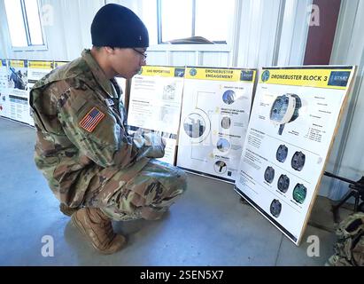 Ein Soldat der 1 BN 102 INF überprüft Informationen zur Verwendung des Dronebuster Handheld Counter-Unmanned Aerial System (C-UAS), einem Hochfrequenz-Störsender (RF), der gegen die ständig wachsende Bedrohung durch Drohnen ausgelegt ist. Die Drohne kann auch die Signale des Global Positioning System/Global Navigation Satellite System (GPS/GNSS) überfordern, um die Drohne schweben, landen oder vom Himmel fallen zu lassen. (Bilder bereitgestellt von der USASA Fort Dix Training Division / Steven Roussel) Stockfoto
