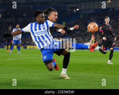 Brighton und Hove, Großbritannien. Februar 2025. Brighton und Hove Brighton, England, 8. Februar 2025. Brighton & Hove Albion's Tariq Lamptey (links) kämpft im American Express Stadium in England gegen Malo Gusto (rechts) im Emirates FA Cup in der 4. Runde zwischen Brighton & Hove Albion und Chelsea. (David Horton/SPP) (David Horton/SPP) Credit: SPP Sport Press Photo. /Alamy Live News Stockfoto