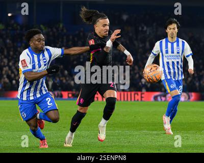 Brighton und Hove, Großbritannien. Februar 2025. Brighton und Hove Brighton, England, 8. Februar 2025. Brighton & Hove Albions Tariq Lamptey (links) kämpft im American Express Stadium in England gegen Malo Gusto (Mitte) im Emirates FA Cup in der 4. Runde zwischen Brighton & Hove Albion und Chelsea. (David Horton/SPP) (David Horton/SPP) Credit: SPP Sport Press Photo. /Alamy Live News Stockfoto