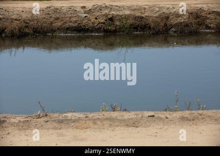 Wasser fließt durch ein Bewässerungsaquädukt im zentralen Tal von Hanford, Kalifornien, USA. Stockfoto