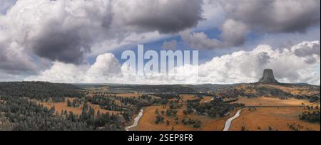Panoramablick auf das Devils Tower National Monument bei Sonnenuntergang, Wyoming aus der Perspektive der Drohne Stockfoto
