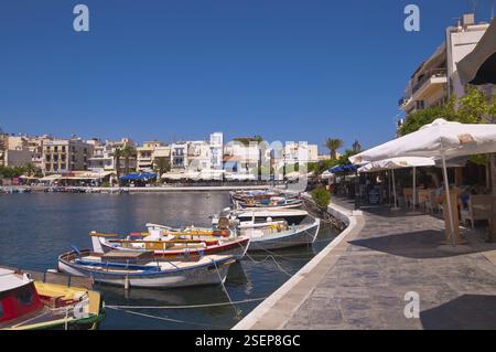 Boote und Restaurants auf dem See Voulismeni in Agios Nikolaos, Kreta, Agios Nikolaos, Griechenland, Europa Stockfoto