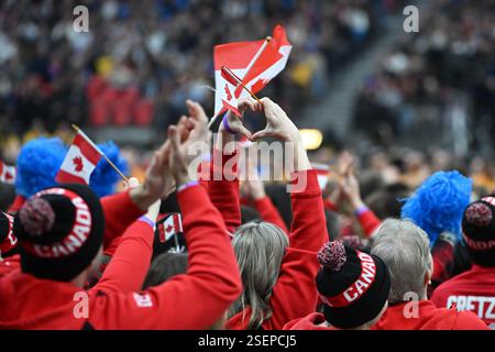 Vancouver, Kanada. Februar 2025. 20250208; Vancouver, British Columbia, Kanada; Athleten beobachten die Auftritte während der Eröffnungszeremonien der Invictus Games Vancouver - Whistler im BC Place Stadium. (Foto: Anne-Marie Sorvin/SIPA USA) Credit: SIPA USA/Alamy Live News Stockfoto