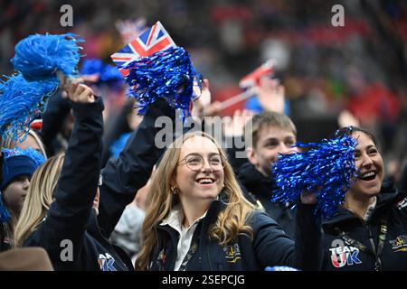 Vancouver, Kanada. Februar 2025. 20250208; Vancouver, British Columbia, Kanada; Fans jubeln bei der Eröffnungsfeier der Invictus Games Vancouver - Whistler im BC Place Stadium. (Foto: Anne-Marie Sorvin/SIPA USA) Credit: SIPA USA/Alamy Live News Stockfoto