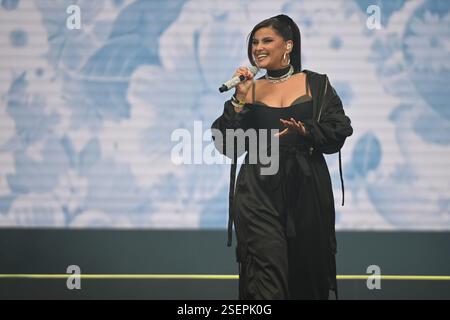 Vancouver, Kanada. Februar 2025. 20250208; Vancouver, British Columbia, Kanada; Nelly Furtado tritt während der Eröffnungszeremonien der Invictus Games Vancouver - Whistler im BC Place Stadium auf. (Foto: Anne-Marie Sorvin/SIPA USA) Credit: SIPA USA/Alamy Live News Stockfoto
