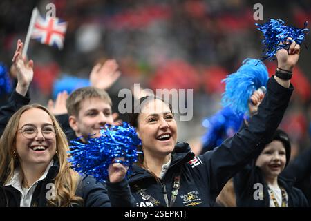 Vancouver, Kanada. Februar 2025. 20250208; Vancouver, British Columbia, Kanada; Fans jubeln bei der Eröffnungsfeier der Invictus Games Vancouver - Whistler im BC Place Stadium. (Foto: Anne-Marie Sorvin/SIPA USA) Credit: SIPA USA/Alamy Live News Stockfoto